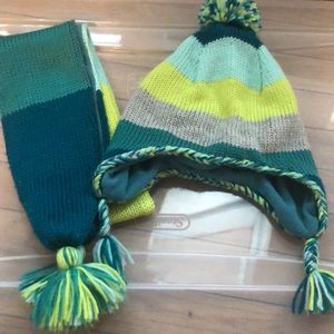 Hat and scarf matching set